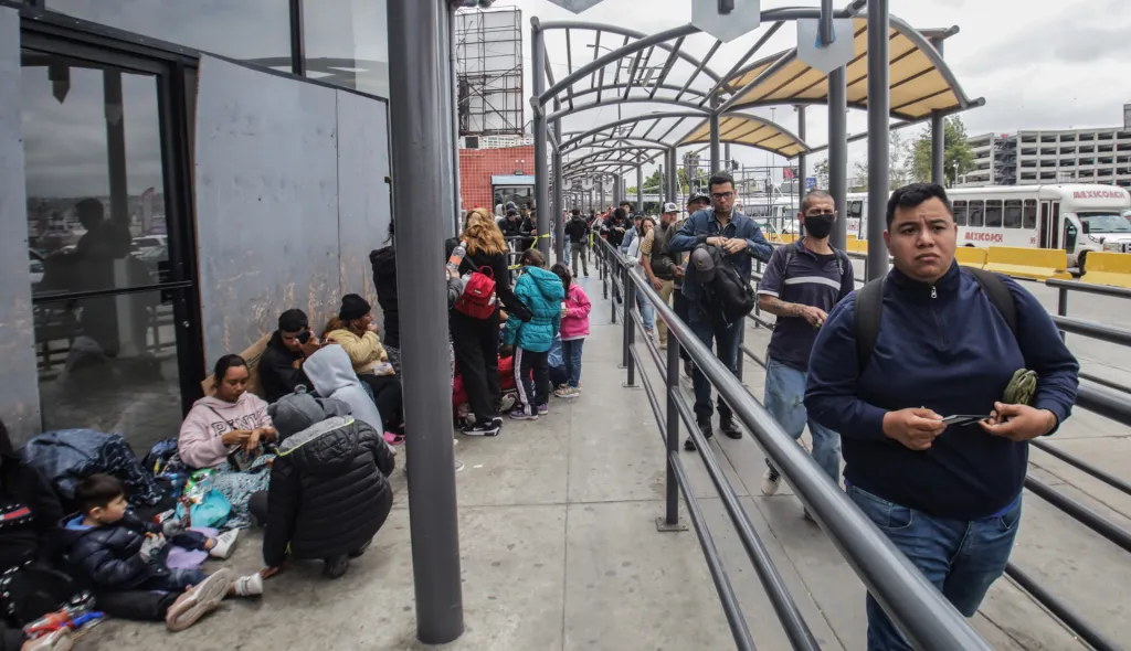 tijuana busca orientar a migrantes que llegan a la frontera con eeuu