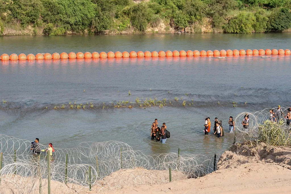 boyas en el rio bravo colocadas por el gobierno de