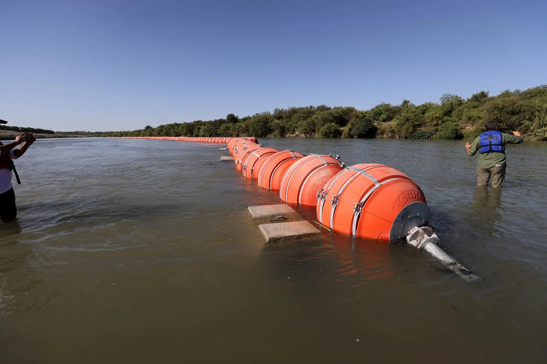 boyas contra migrantes en el rio bravo