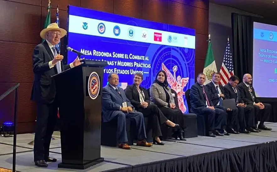 ken salazar en mesa redonda sobre el combate al trafico de armas y mejores practicas