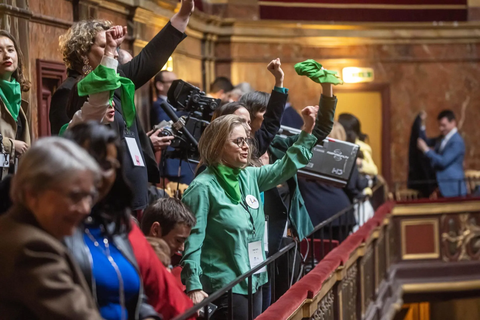 activistas celebran la inclusion de la garantia de libertad del aborto en la constitucion de francia.jpg