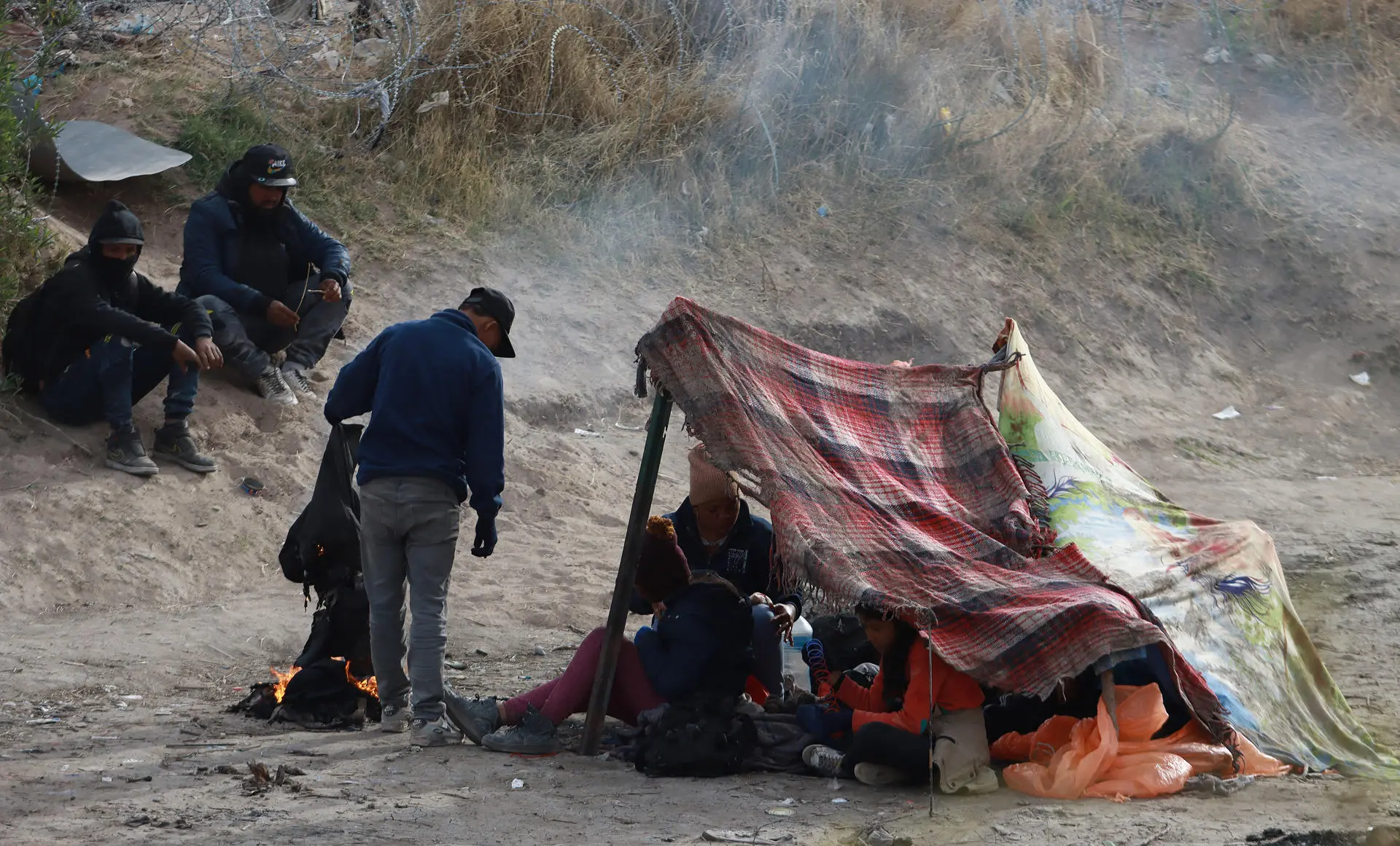 migrantes acampan en frontera de mexico con eeuu.jpg