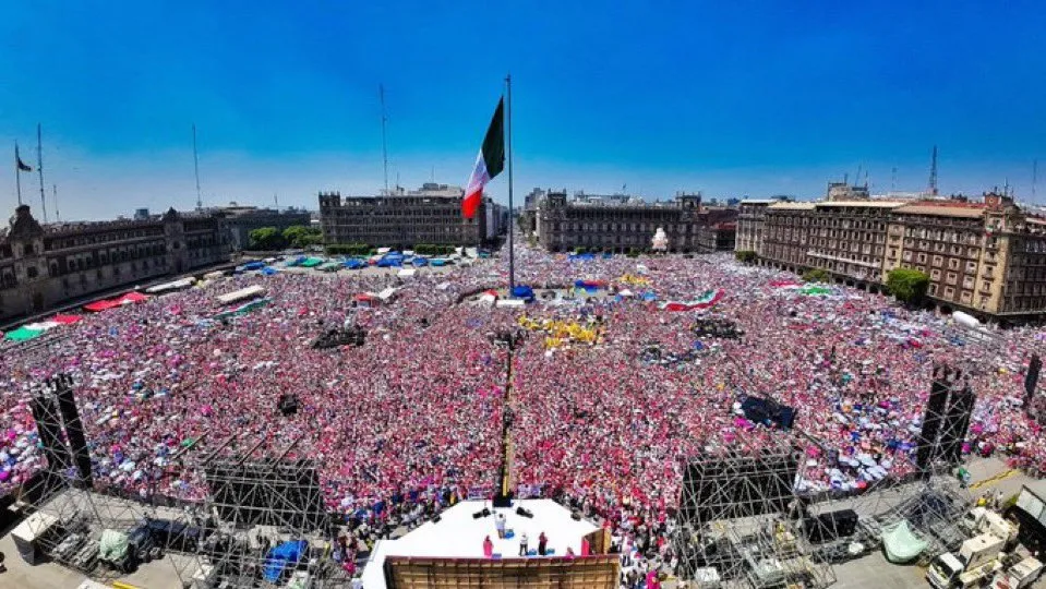 marea rosa en zocalo capitalino