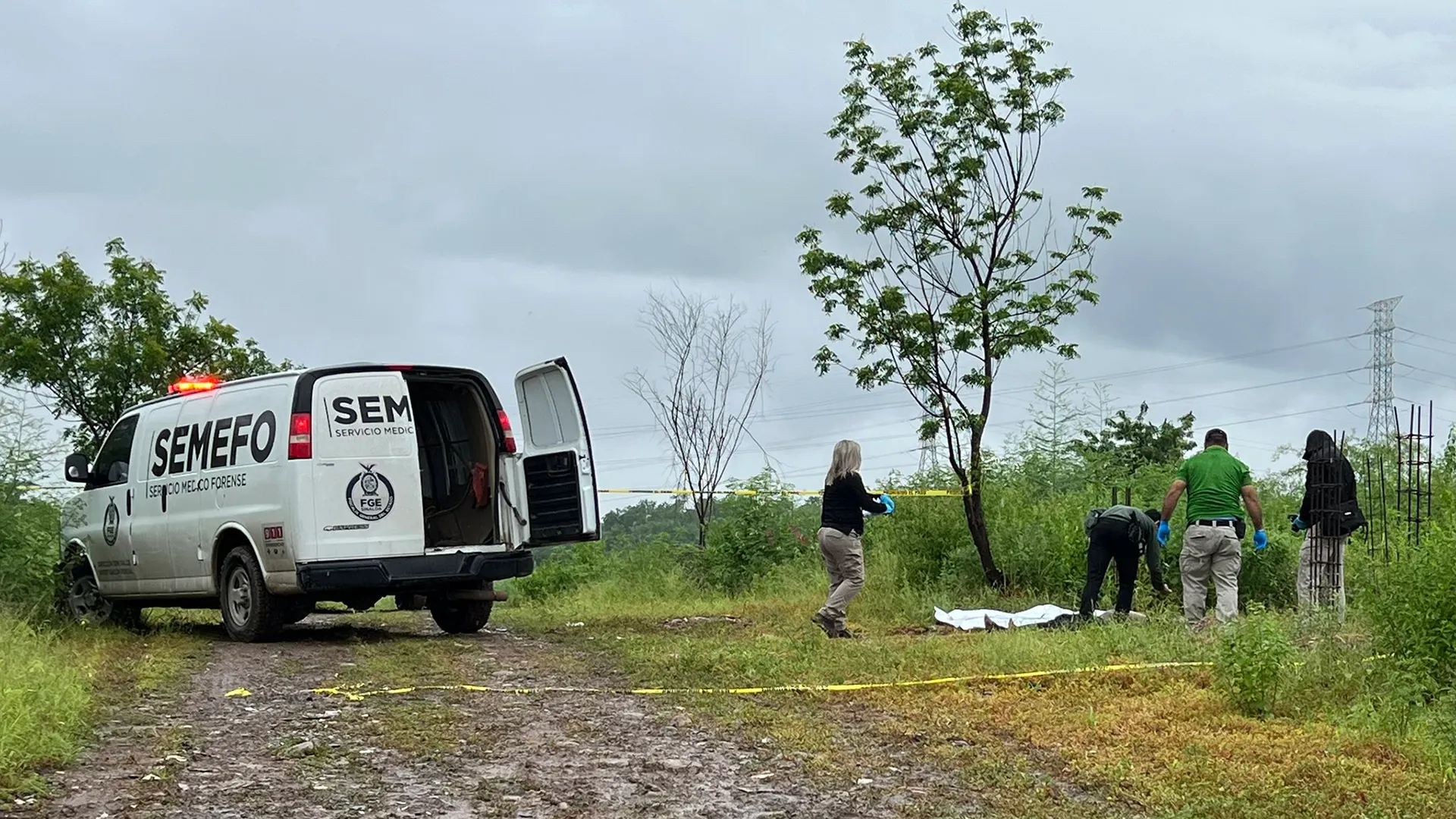 peritos en escena del hallazgo de una persona muerta en sinaloa