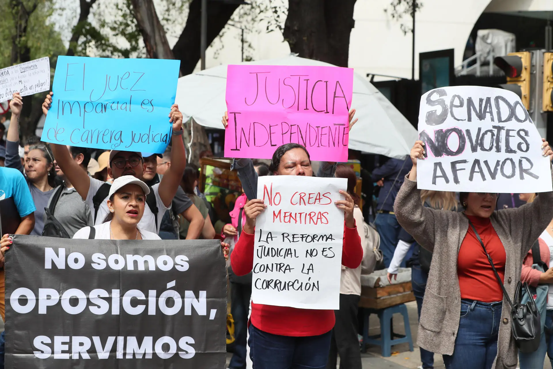 trabajadores del poder judicial protestan frente al senado de la republica